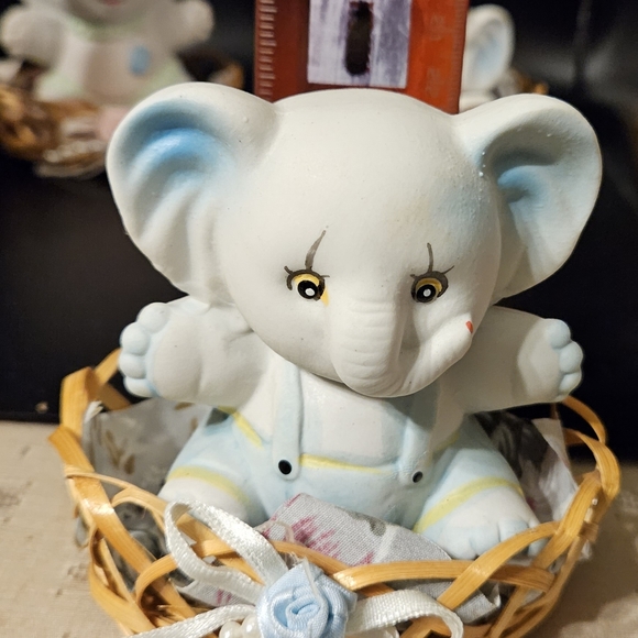 Set of 3 ceramic baby elephant figurines in wicker basket bellished. - Picture 4 of 6